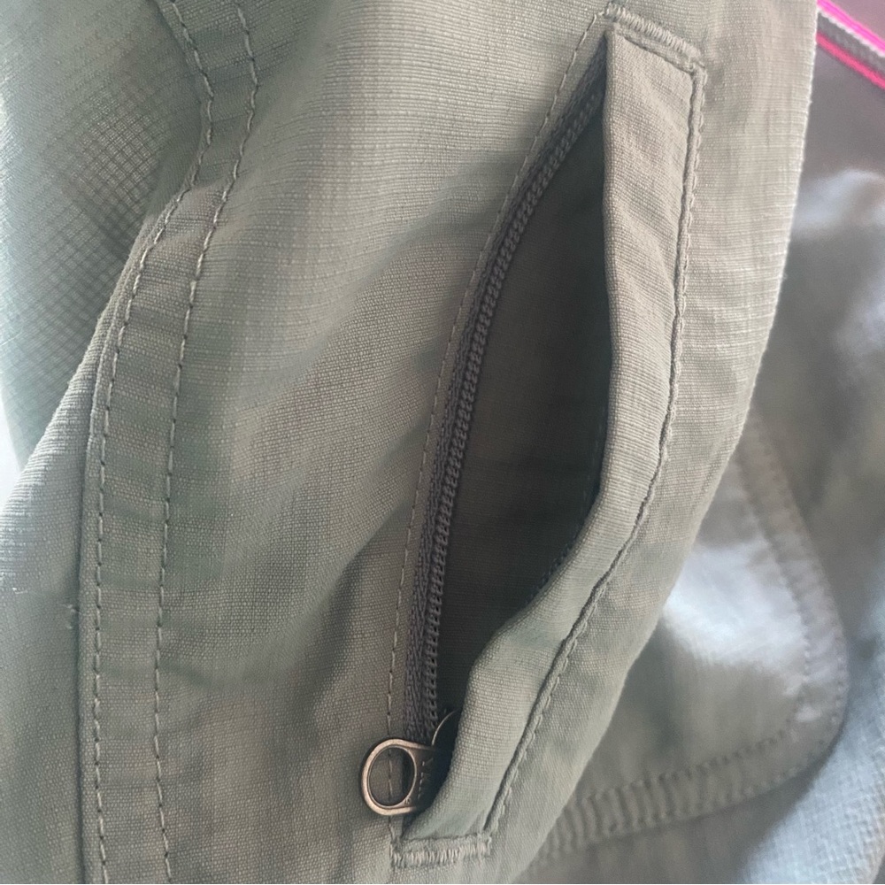 The North Face Women's Roll-up Nylon Shorts Size 2 Army Green - Picture 3 of 16